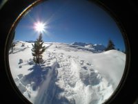 t-Knopf-Stand-Sonne-Schnee-FA_1-Spuren